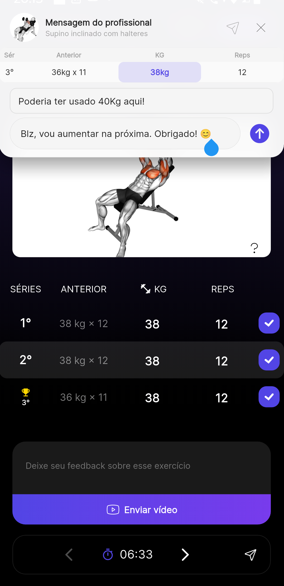 Aluno recebendo comentário do profissional em tempo real durante o treino no Premium Coach