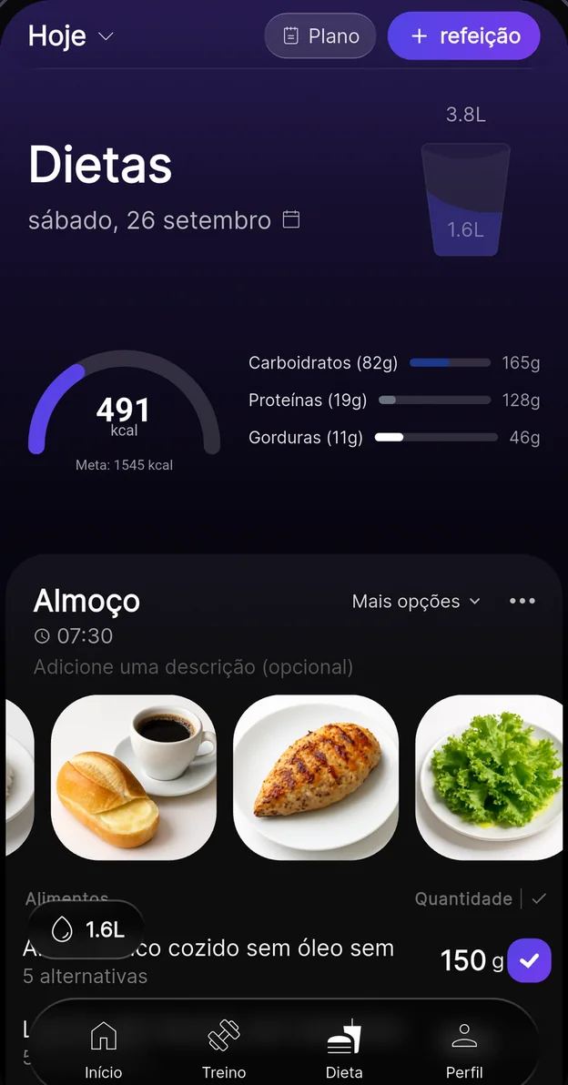 Tela de dieta no app Premium Coach — calorias, macronutrientes, hidratação e refeições com fotos dos alimentos