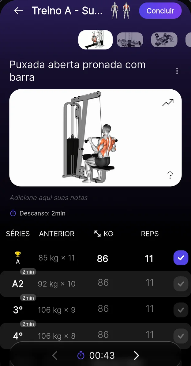 Execução guiada do treino com vídeo no app Premium Coach — séries, carga anterior, peso e repetições